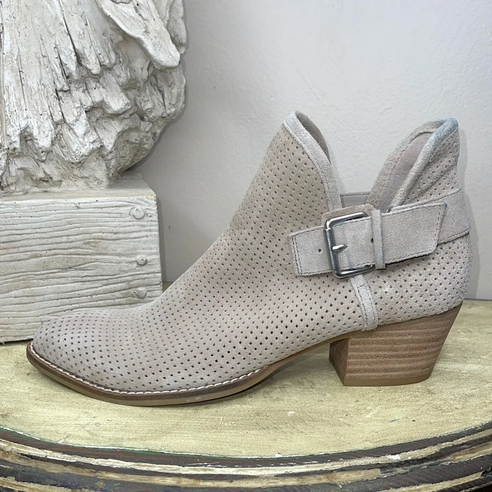 Dolce Vita Simon Perforated Suede Taupe Ankle Boots Womens Size 7 1/2